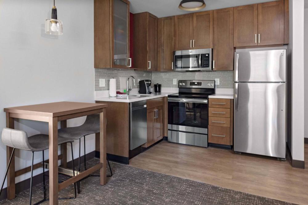 One-Bedroom King Suite with Adapted Tub - Mobility Accessible interior